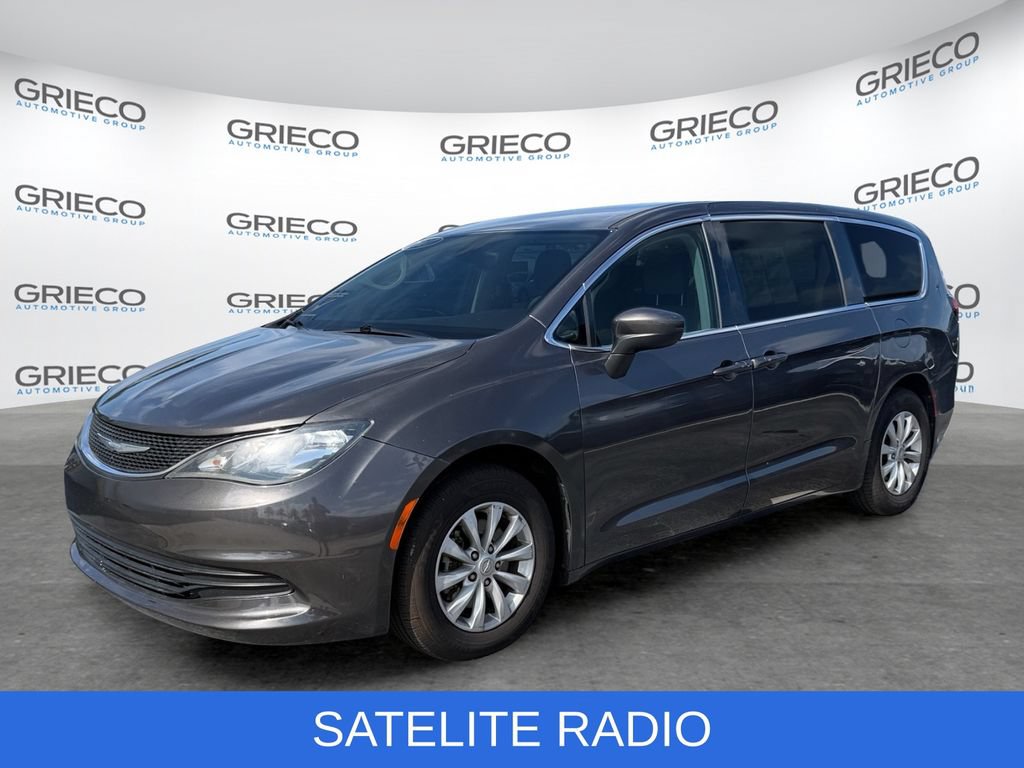 Used 2017 Chrysler Pacifica Touring w/ Tire & Wheel Group FWD image 3