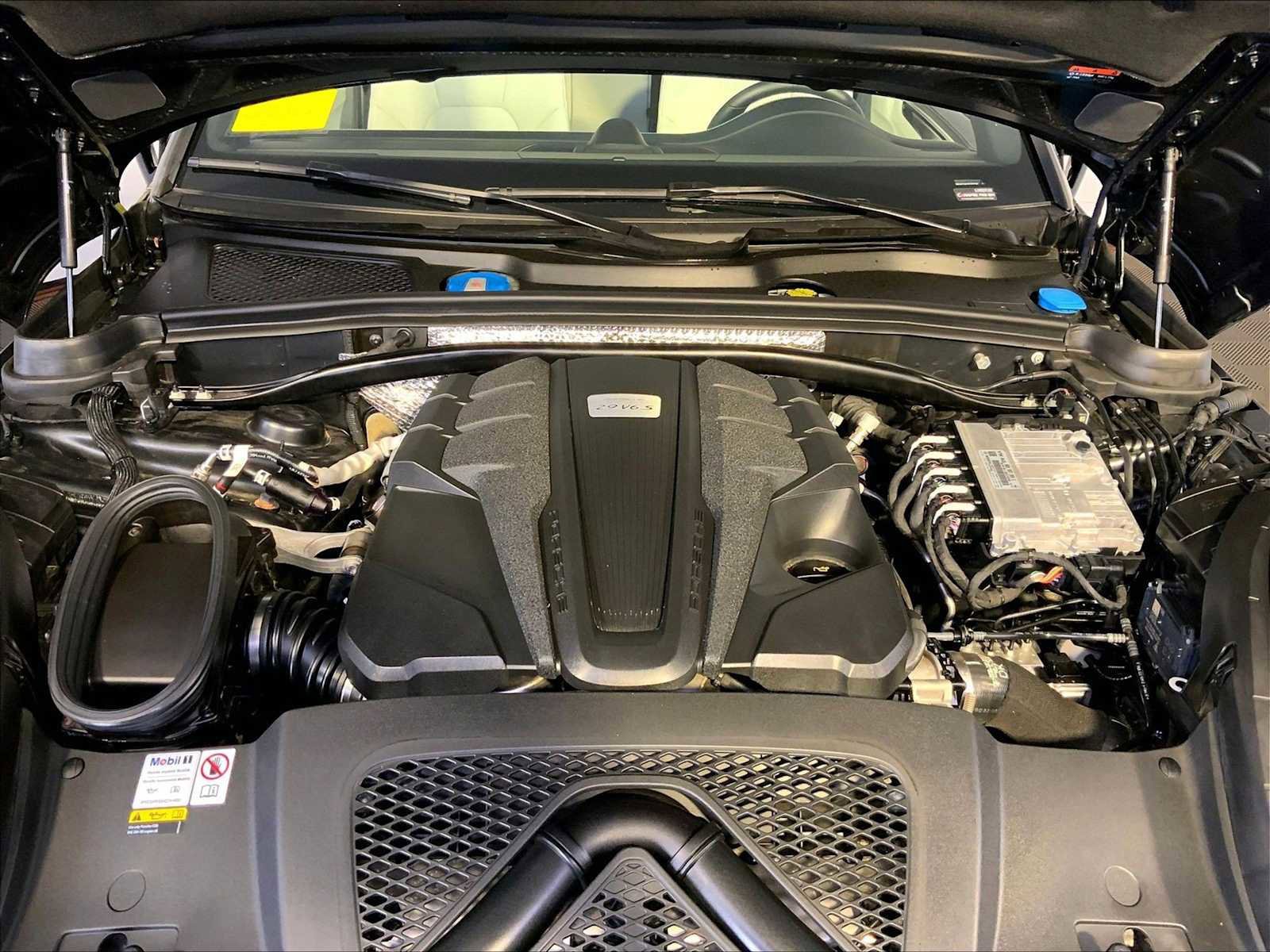 Certified 2023 Porsche Macan S AWD/4WD image 32