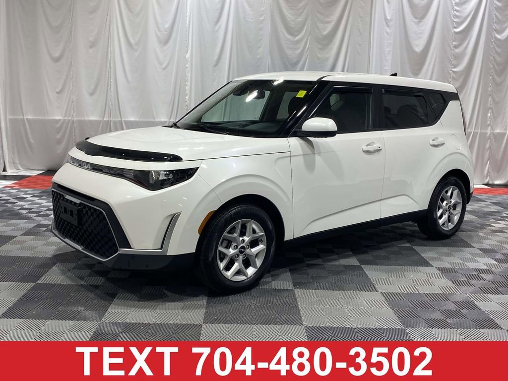 Used 2023 Kia Soul S FWD image 1