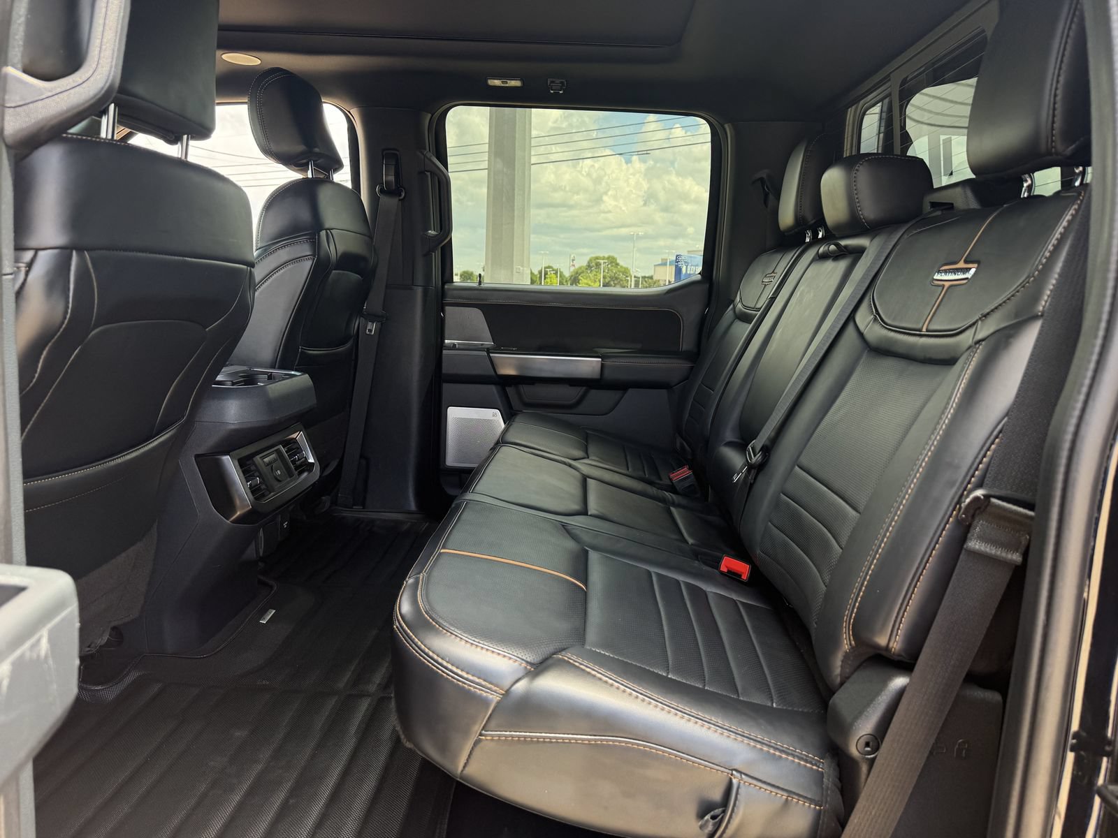 Used 2023 Ford F250 Platinum w/ FX4 Off-Road Package AWD/4WD image 31
