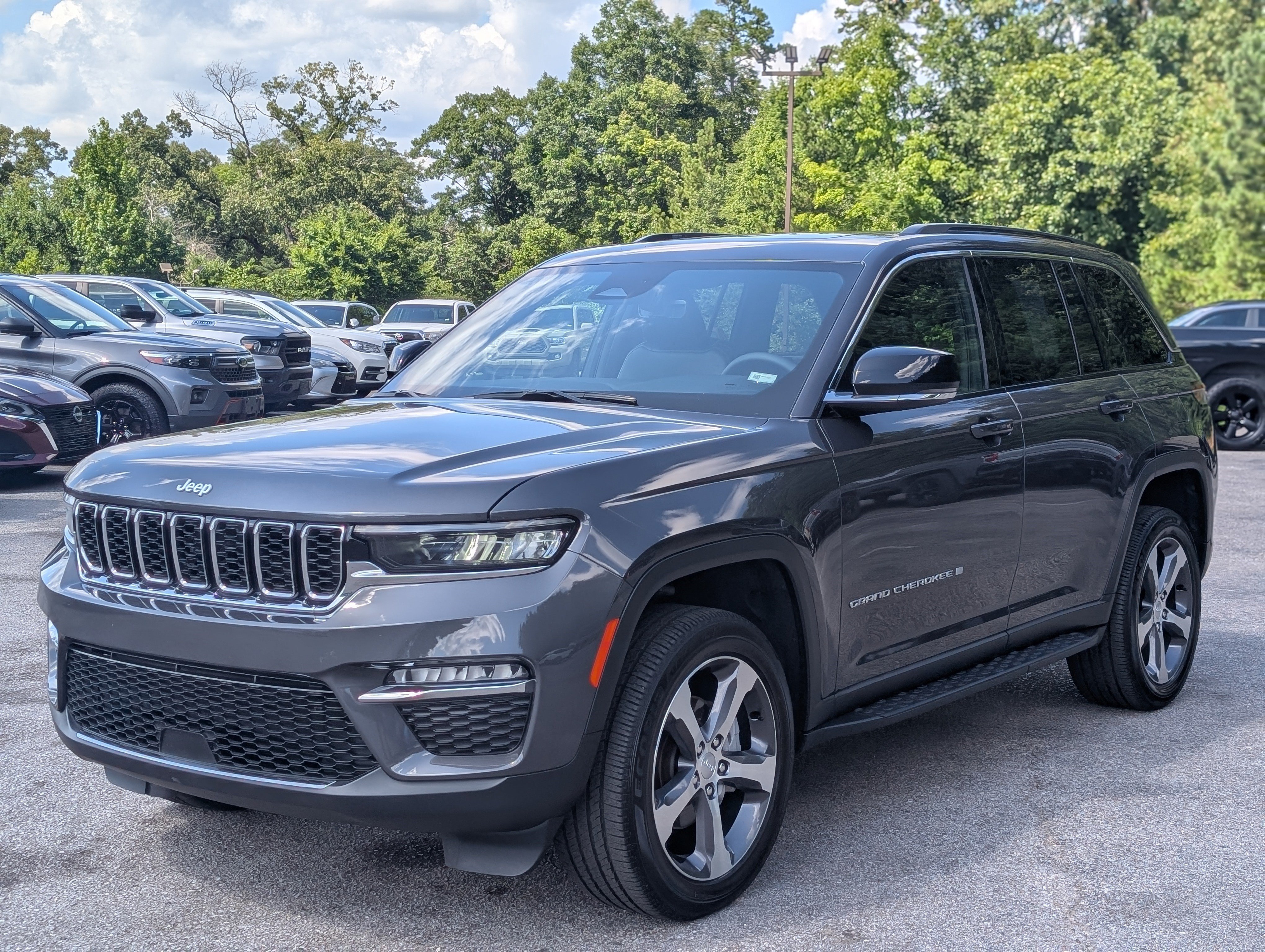Used 2025 Jeep Grand Cherokee Limited w/ Trailer Tow Package AWD/4WD image 5