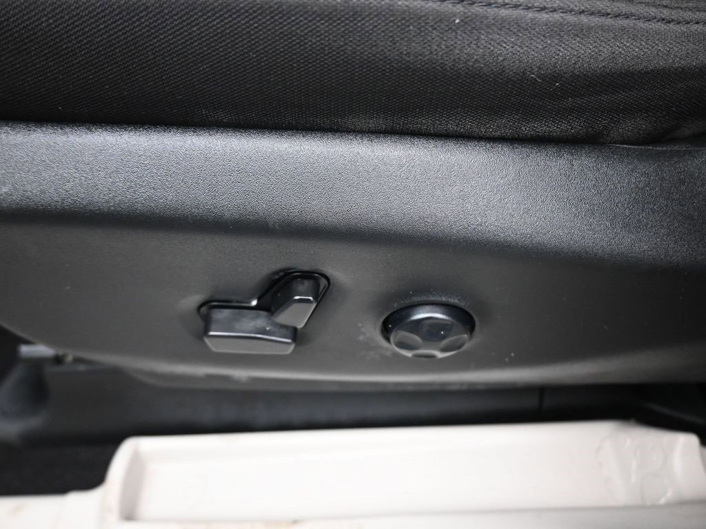 Used 2023 Chrysler Voyager LX image 12