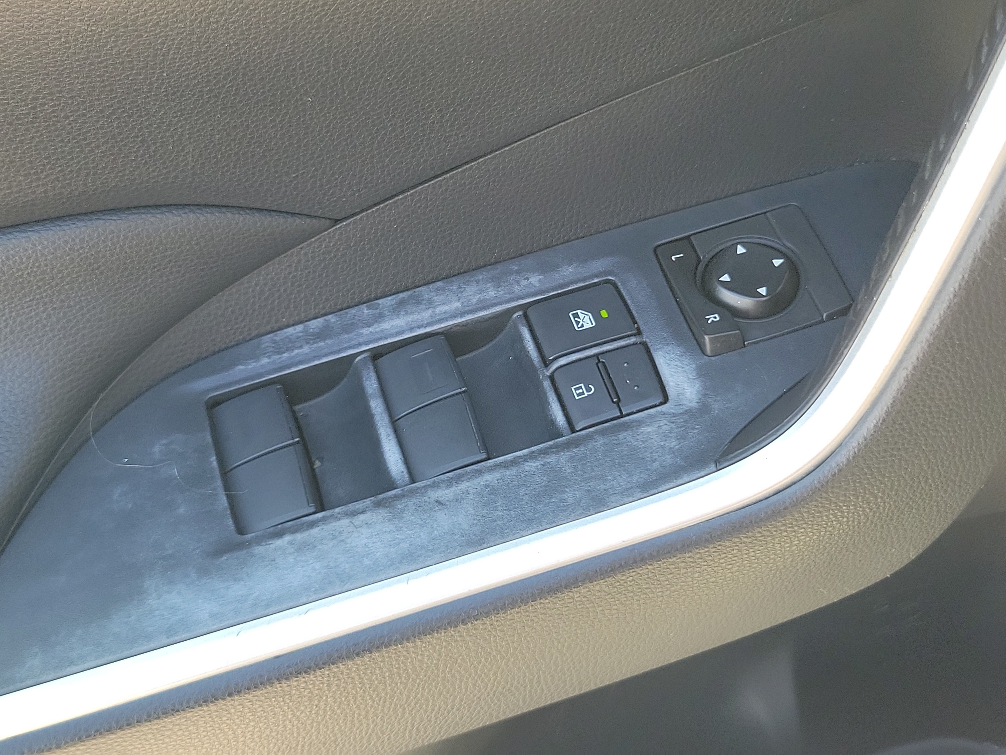 Used 2019 Toyota RAV4 LE FWD image 26