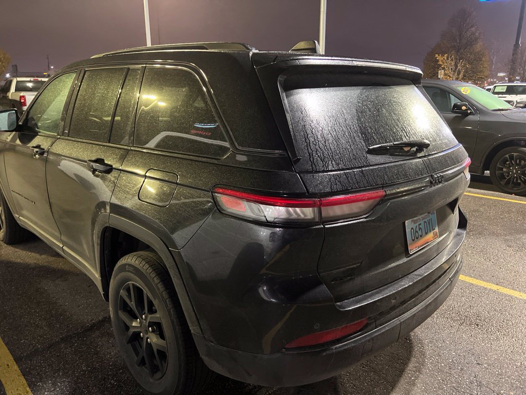 Used 2025 Jeep Grand Cherokee Altitude AWD/4WD image 5