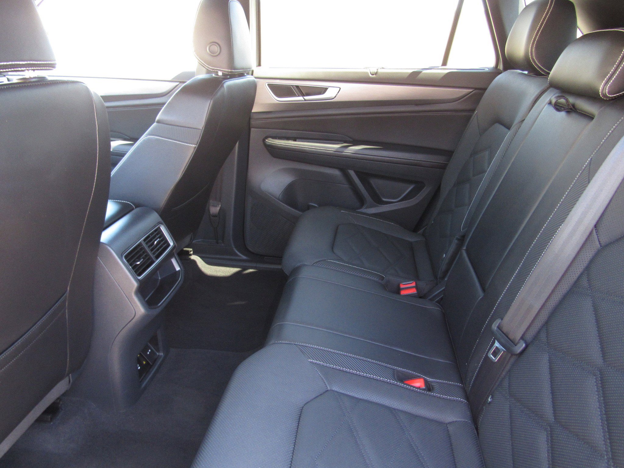 Used 2025 Volkswagen Atlas Cross Sport SE AWD/4WD image 14