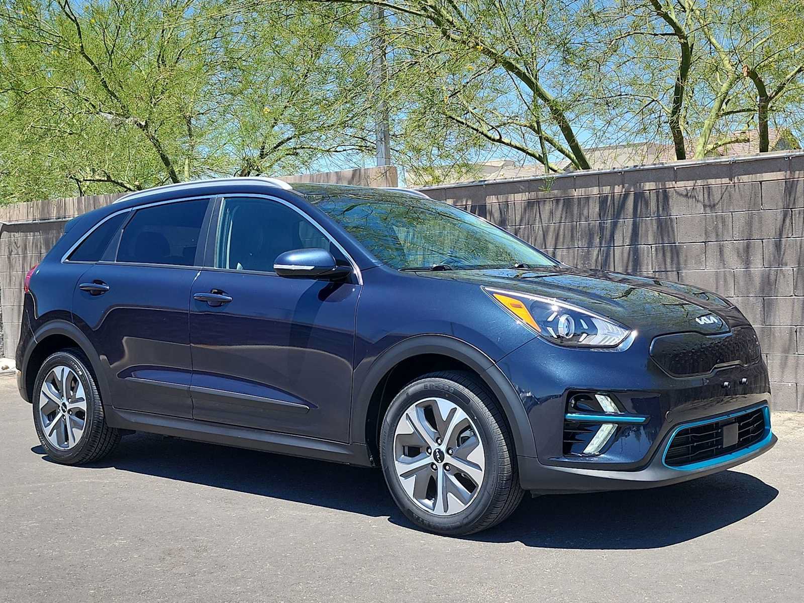Used 2022 Kia Niro EX FWD image 2