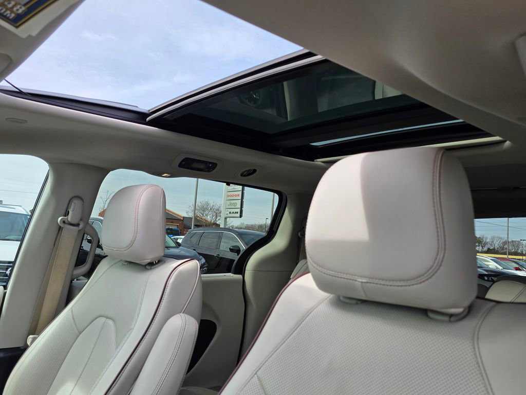 Used 2020 Chrysler Pacifica Limited image 29