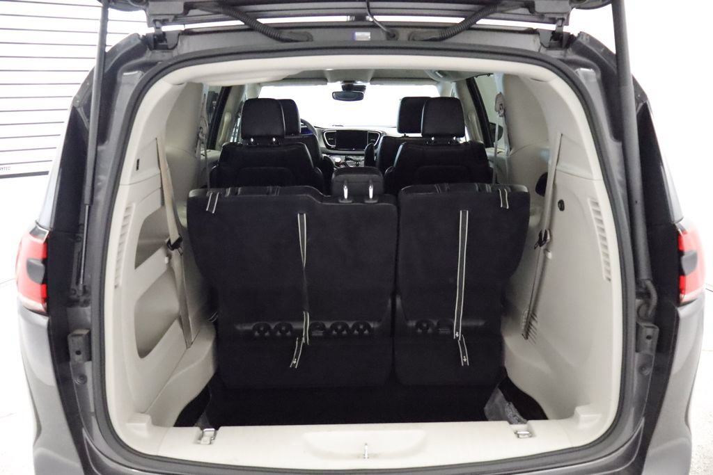 Certified 2023 Chrysler Pacifica Touring-L FWD image 17