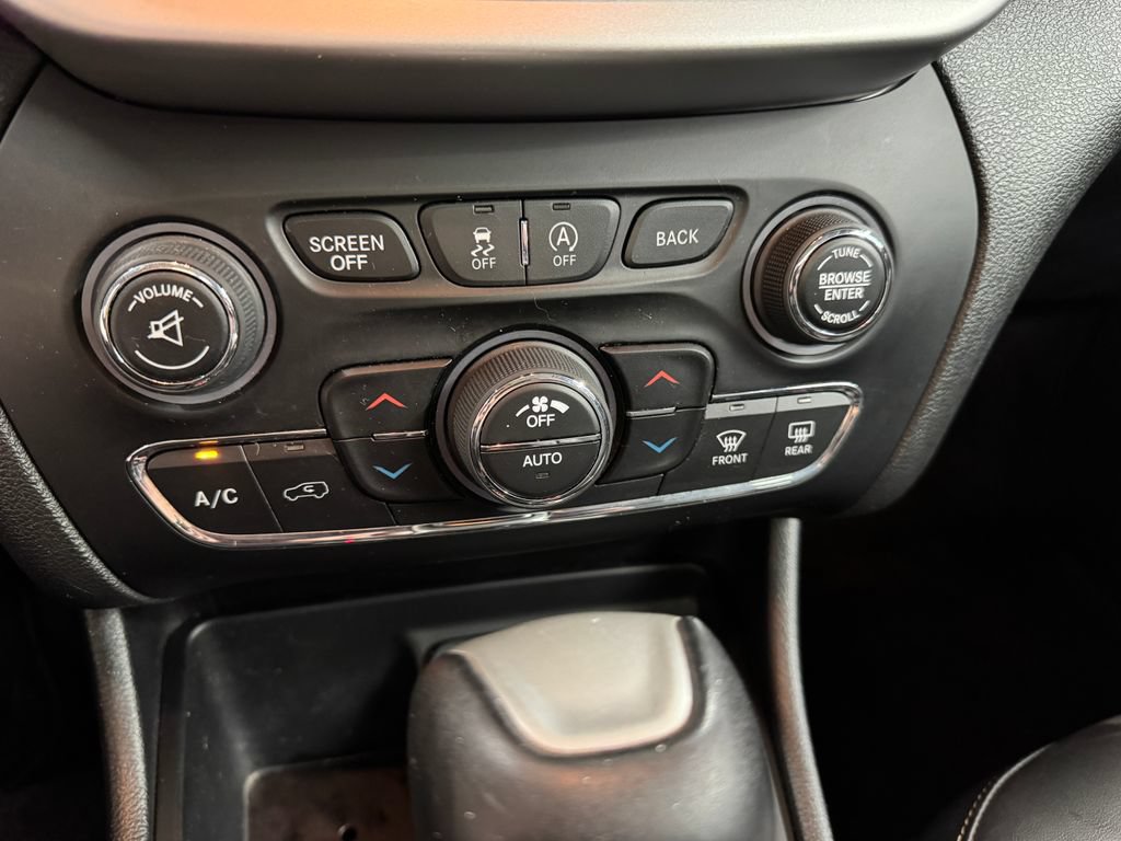 Used 2018 Jeep Cherokee Latitude Plus w/ Comfort/Convenience Group FWD image 24