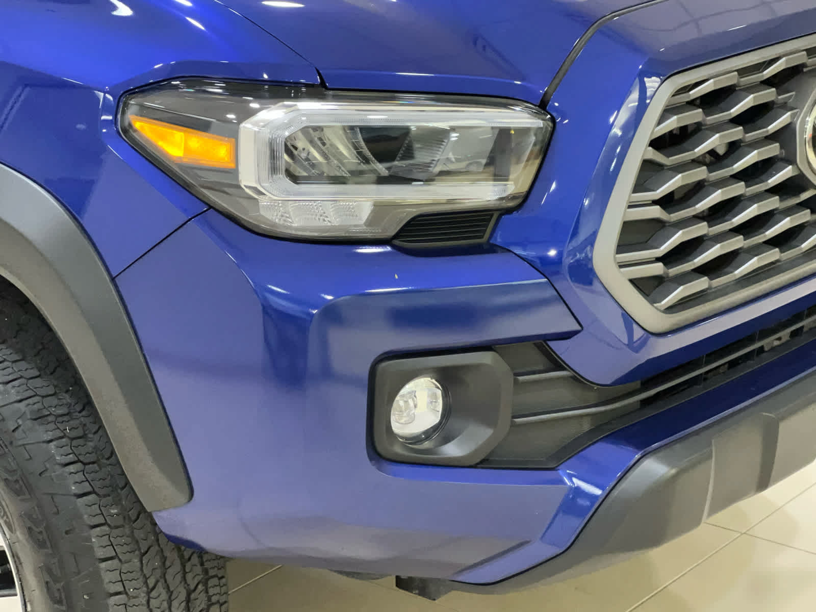 Used 2023 Toyota Tacoma TRD Off-Road w/ TRD Premium Off Road Package AWD/4WD image 2