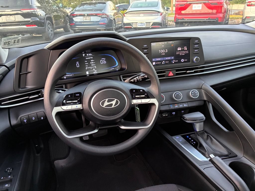 Used 2025 Hyundai Elantra SE FWD image 22