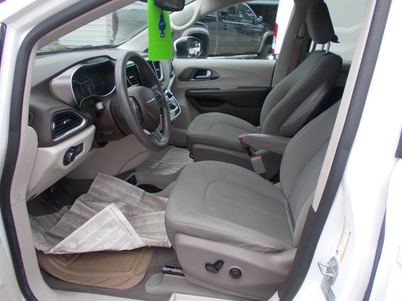 Used 2017 Chrysler Pacifica Touring FWD image 5