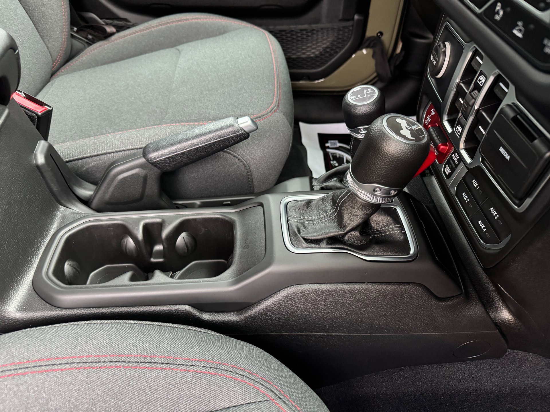 Used 2025 Jeep Wrangler Rubicon w/ Technology Group image 24