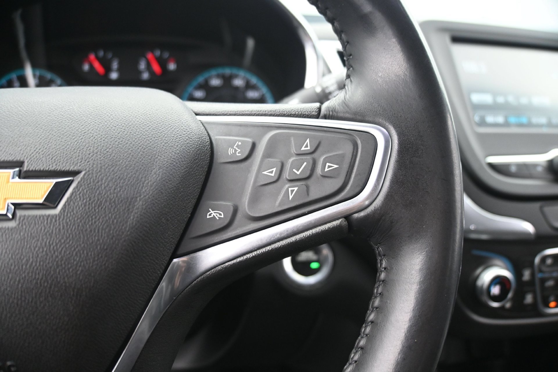 Used 2018 Chevrolet Equinox LT FWD image 24