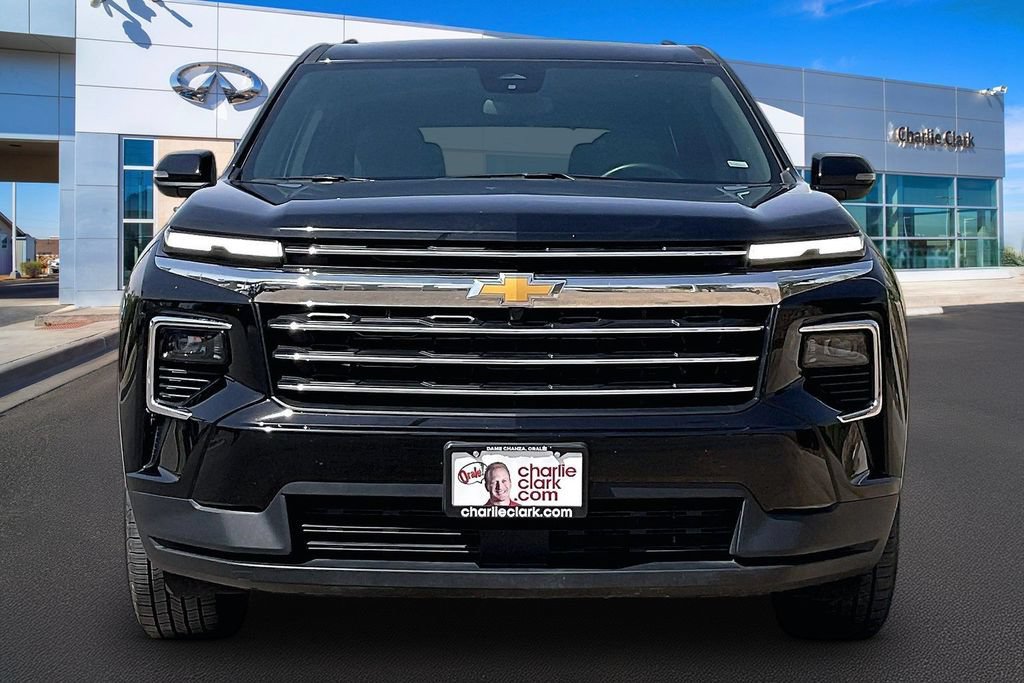 Used 2025 Chevrolet Traverse LT FWD image 3
