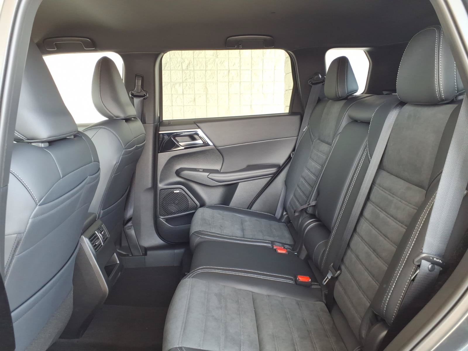 New 2026 Mitsubishi Outlander LE FWD image 6