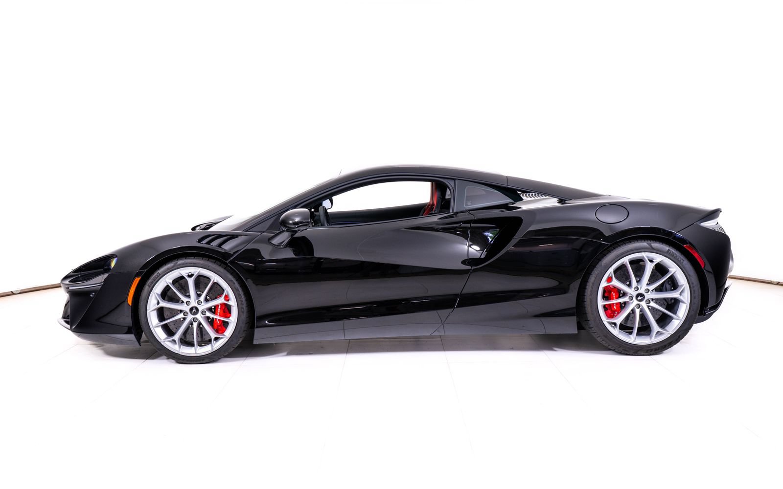Used 2024 McLaren Artura RWD image 2