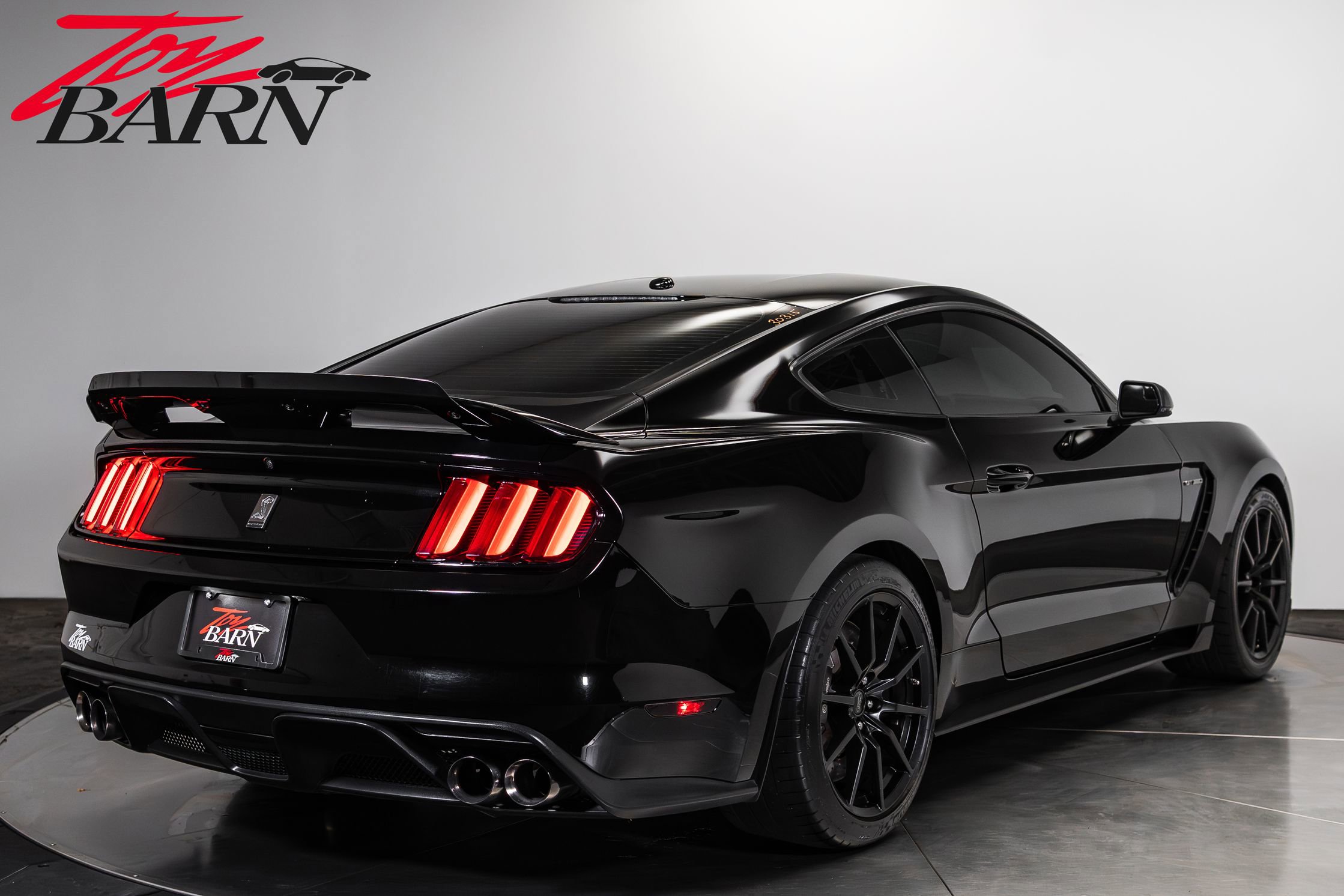 Used 2016 Ford Mustang Shelby GT350 w/ Technology Package RWD image 5