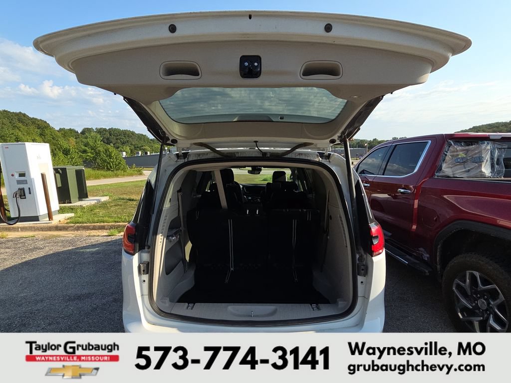 Used 2023 Chrysler Pacifica Touring-L FWD image 14
