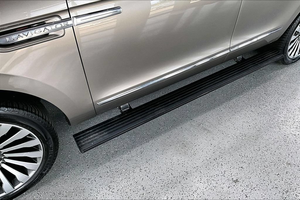 Used 2019 Lincoln Navigator Reserve AWD/4WD image 38