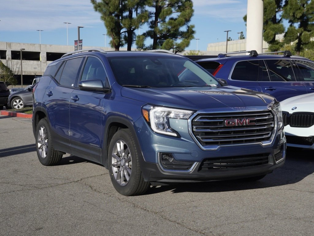 Used 2024 GMC Terrain SLT image 2