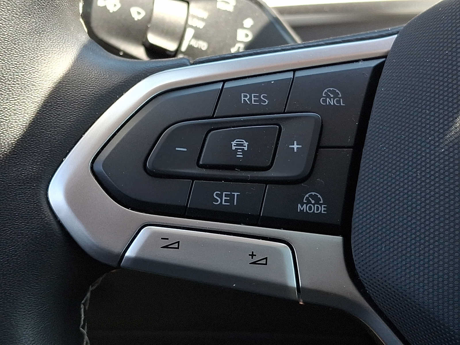 Used 2025 Volkswagen Tiguan SE w/ Panoramic Sunroof Package AWD/4WD image 19