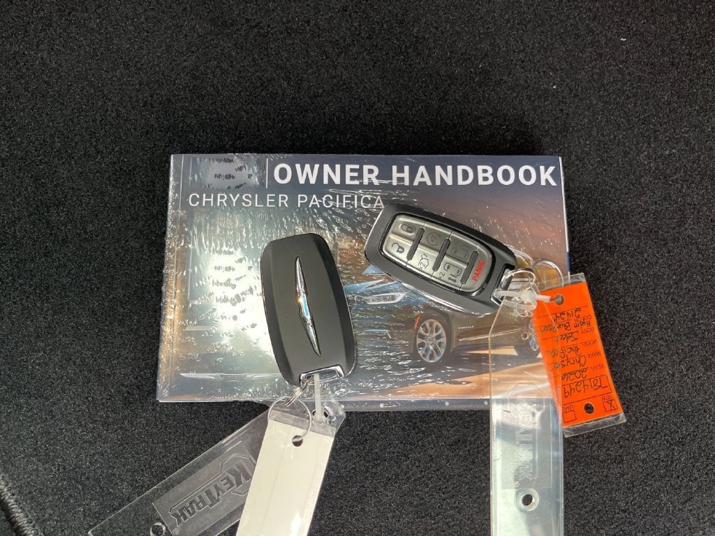 Used 2021 Chrysler Pacifica Touring-L w/ Uconnect Theater Family Group FWD image 9