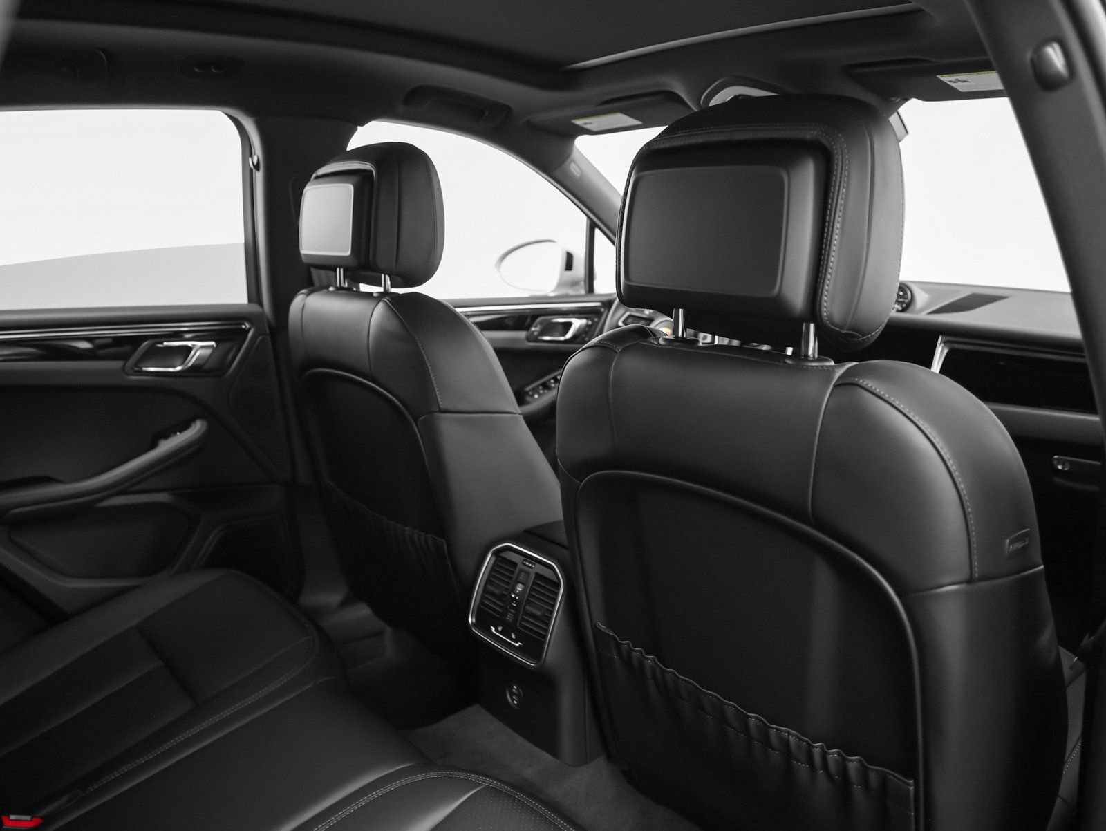 Certified 2026 Porsche Macan AWD/4WD image 24