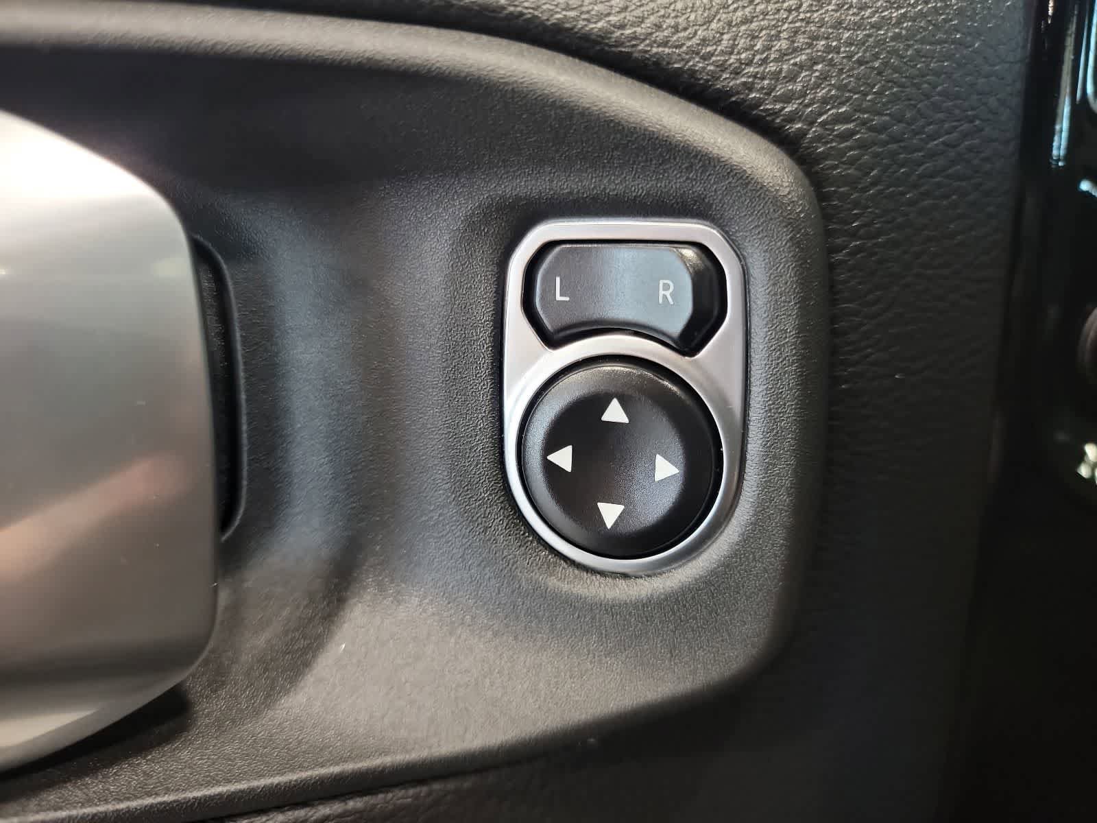 Used 2024 Jeep Wrangler Unlimited Sahara AWD/4WD image 16