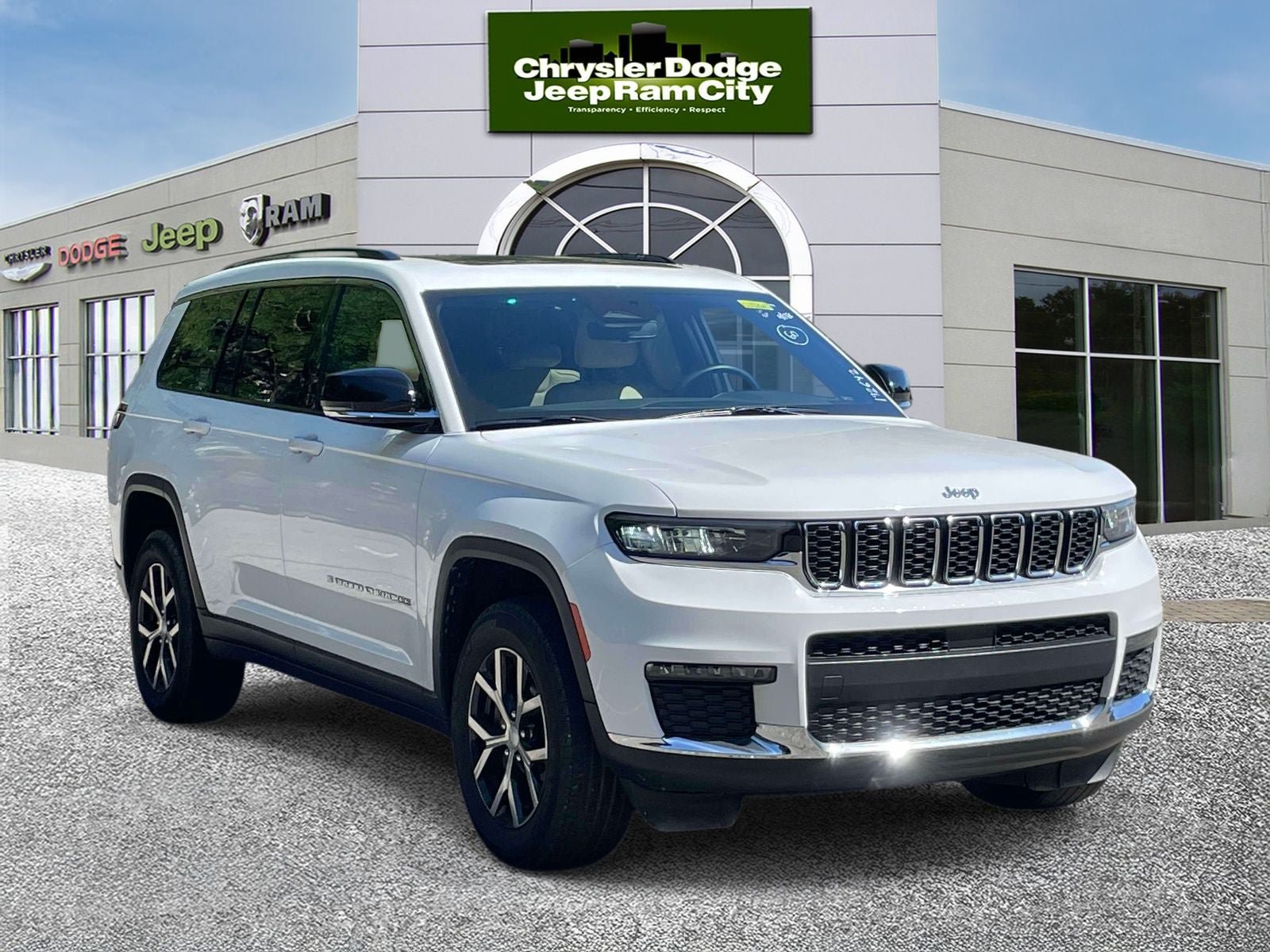 Used 2023 Jeep Grand Cherokee L Limited w/ Trailer Tow Group (B) RWD image 4
