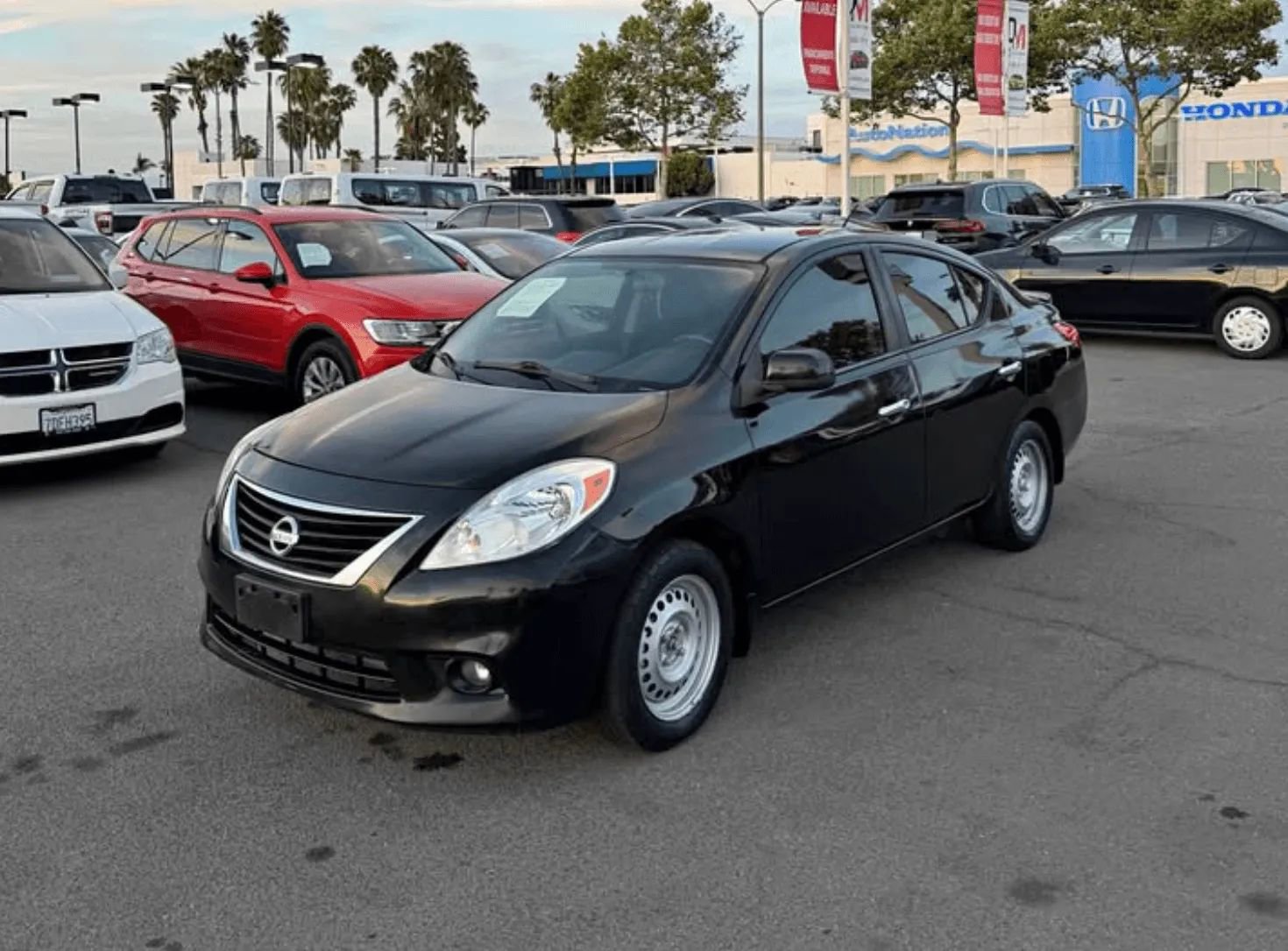 Used 2013 Nissan Versa SV w/ Convenience Pkg FWD image 2
