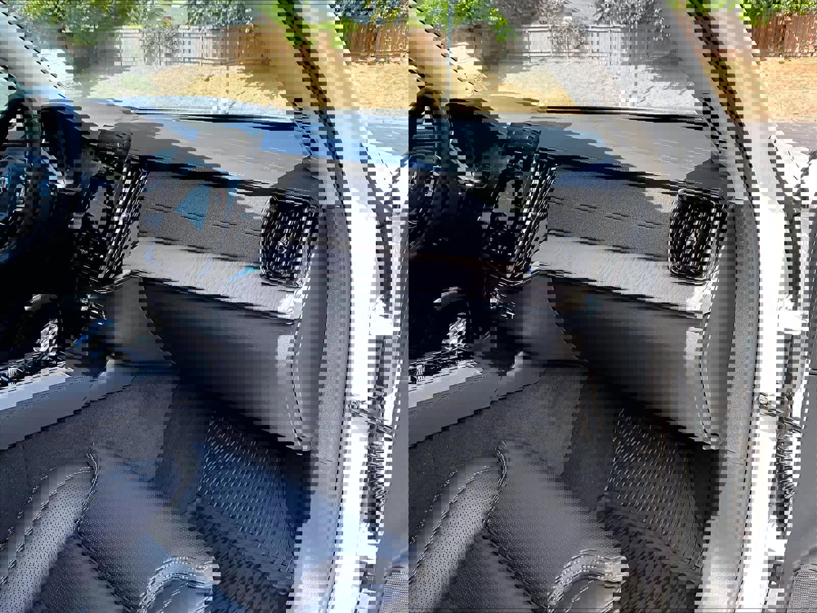 Used 2025 Volvo XC90 T8 Ultra w/ Protection Package Premier image 18