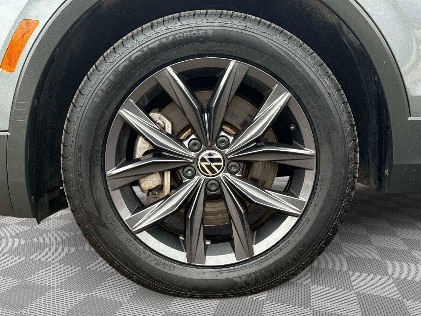 Used 2022 Volkswagen Tiguan SE w/ Panoramic Sunroof Package image 9