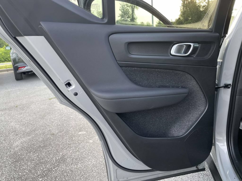 Used 2023 Volvo XC40 Recharge Ultimate w/ Protection Package Premier AWD/4WD image 2