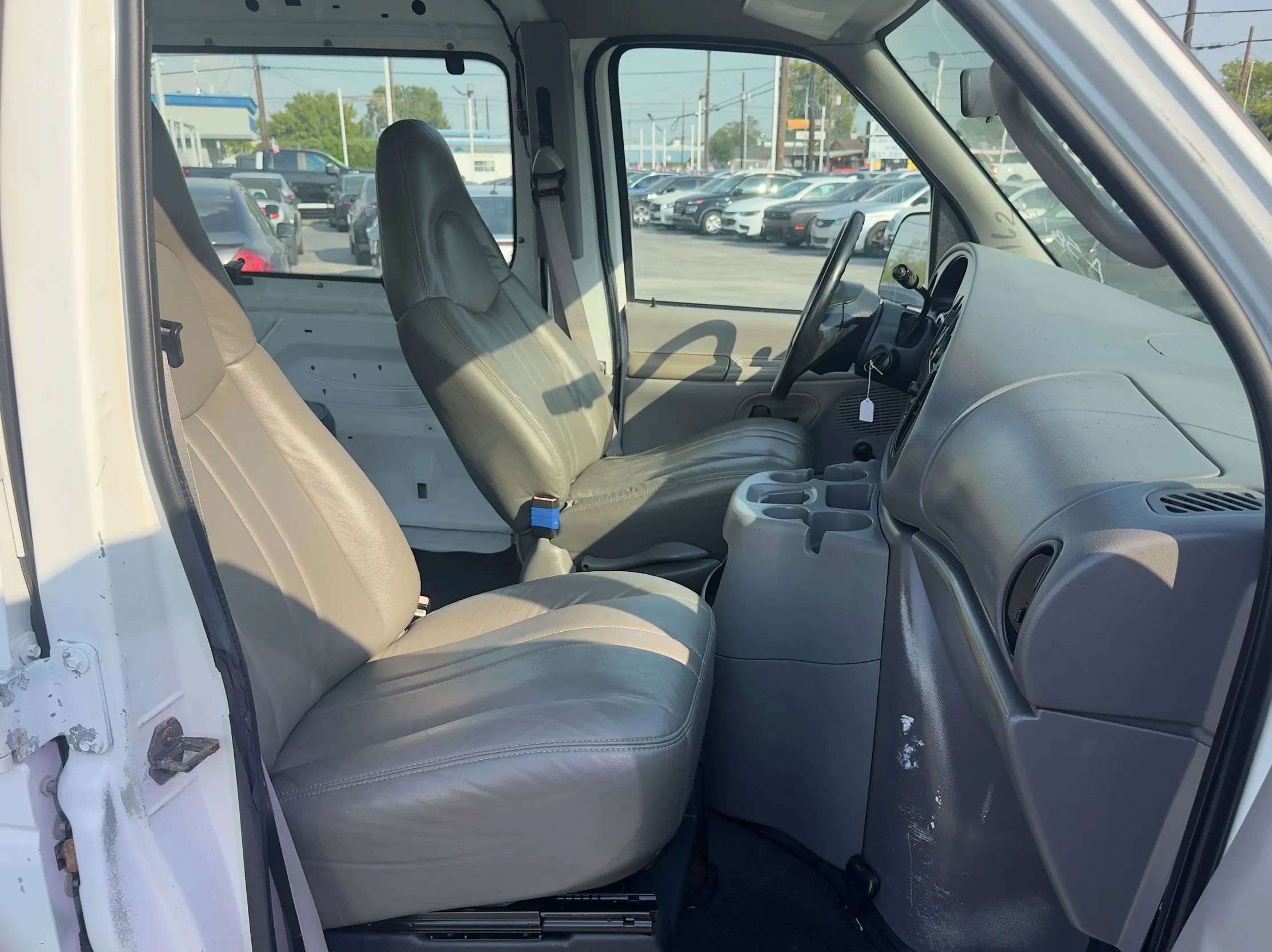 Used 2001 Ford E-150 and Econoline 150 image 17