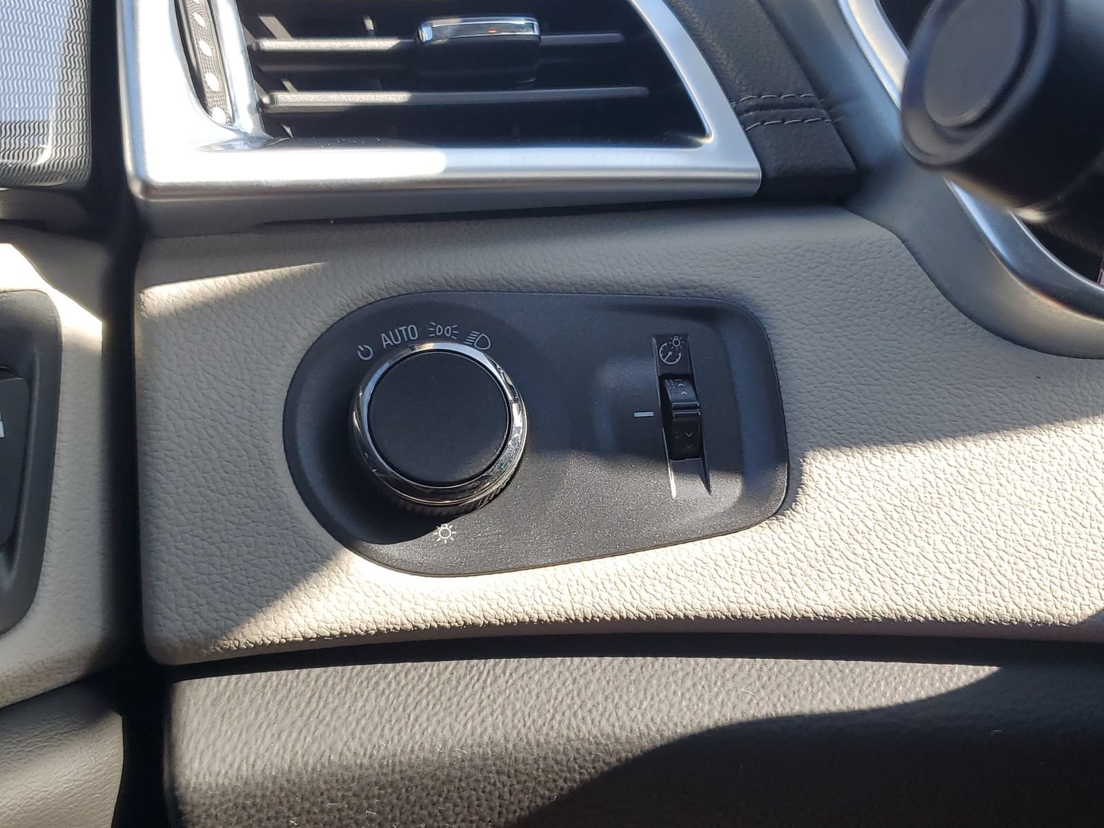 Used 2015 Cadillac SRX FWD image 23