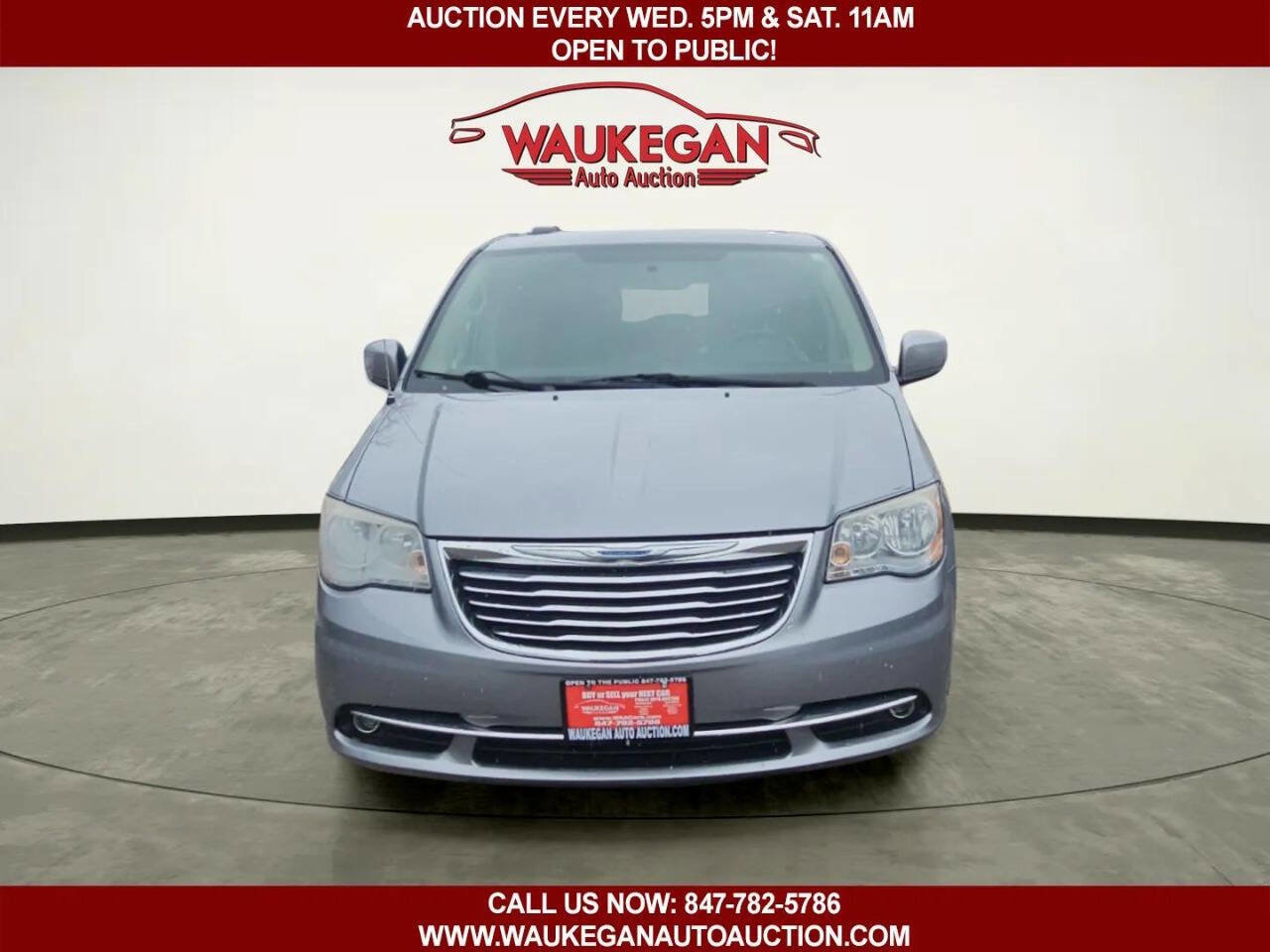 Used 2014 Chrysler Town & Country Touring FWD image 2