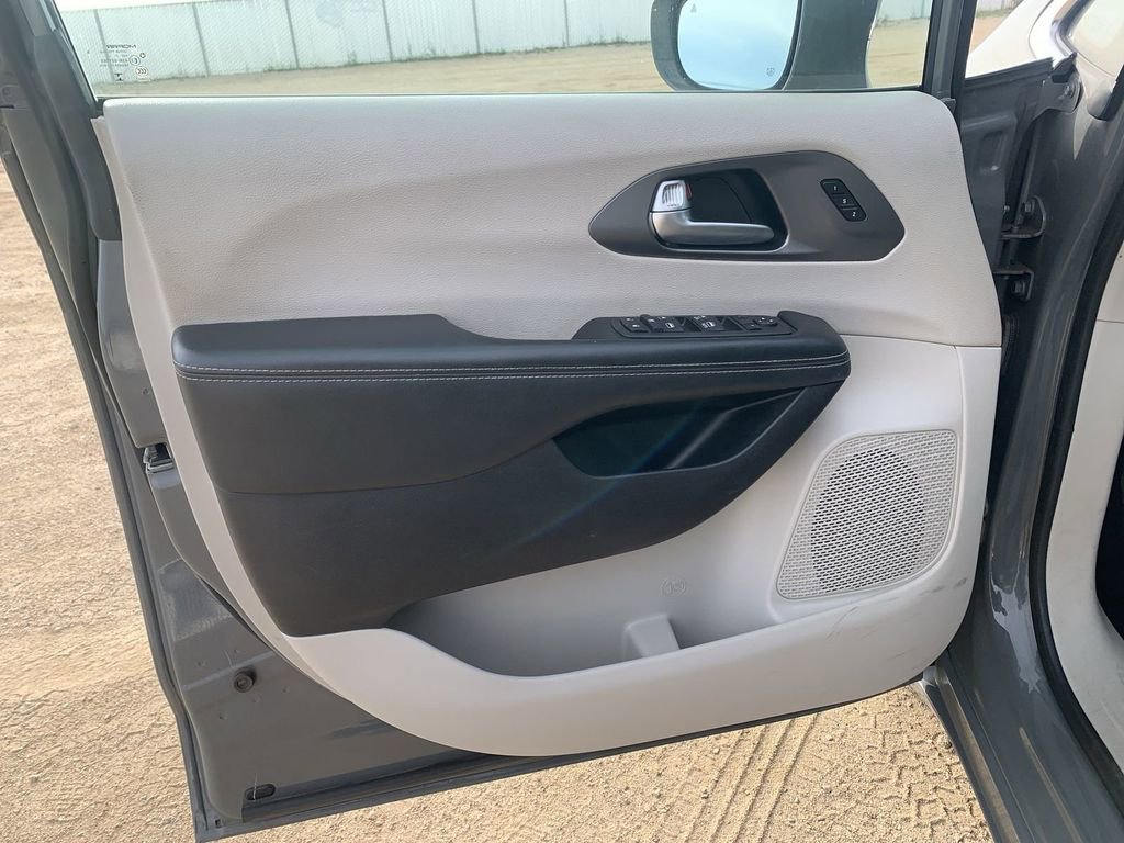 Used 2022 Chrysler Pacifica Touring-L image 20