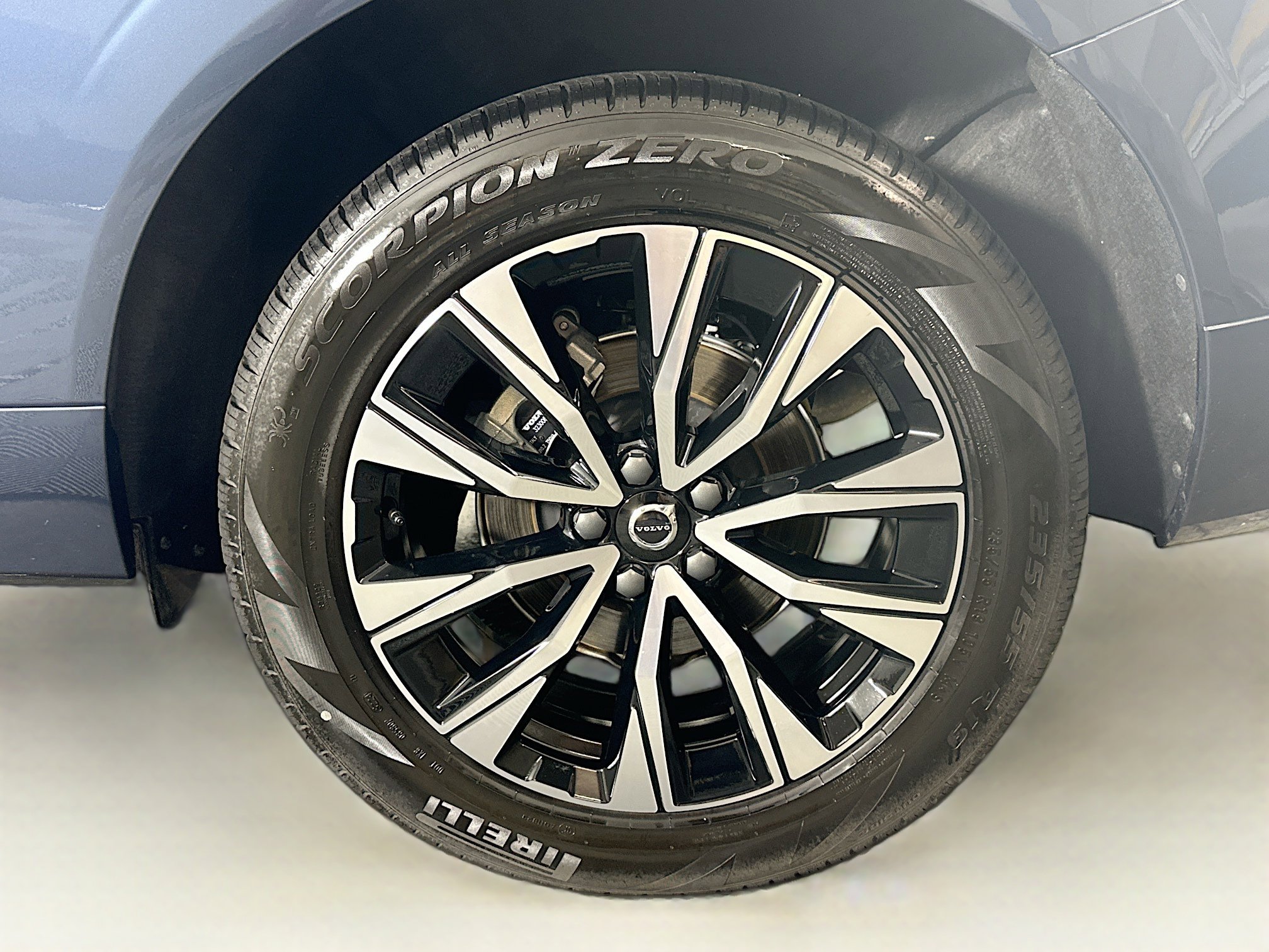 Used 2025 Volvo XC60 B5 Plus image 11