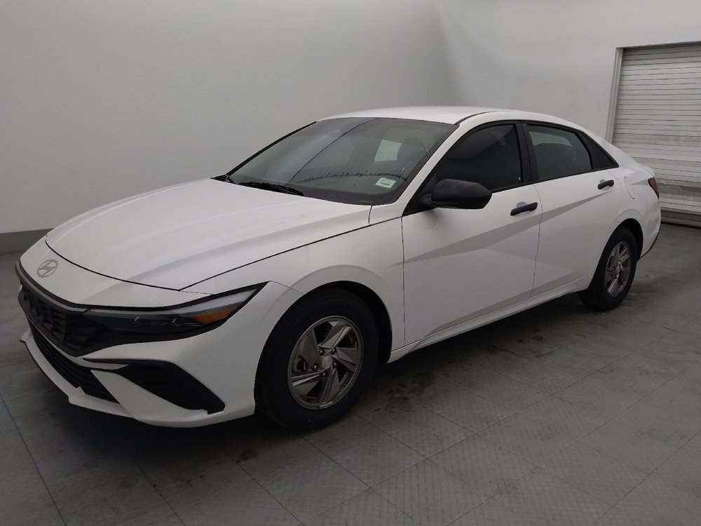 Used 2025 Hyundai Elantra SE image 2