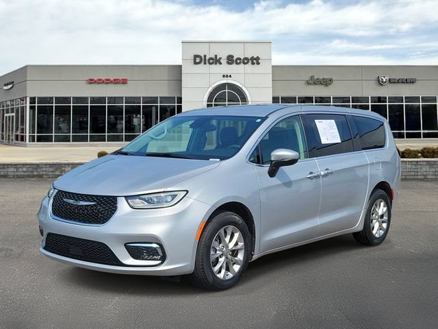 Used 2023 Chrysler Pacifica Touring-L AWD/4WD image 2