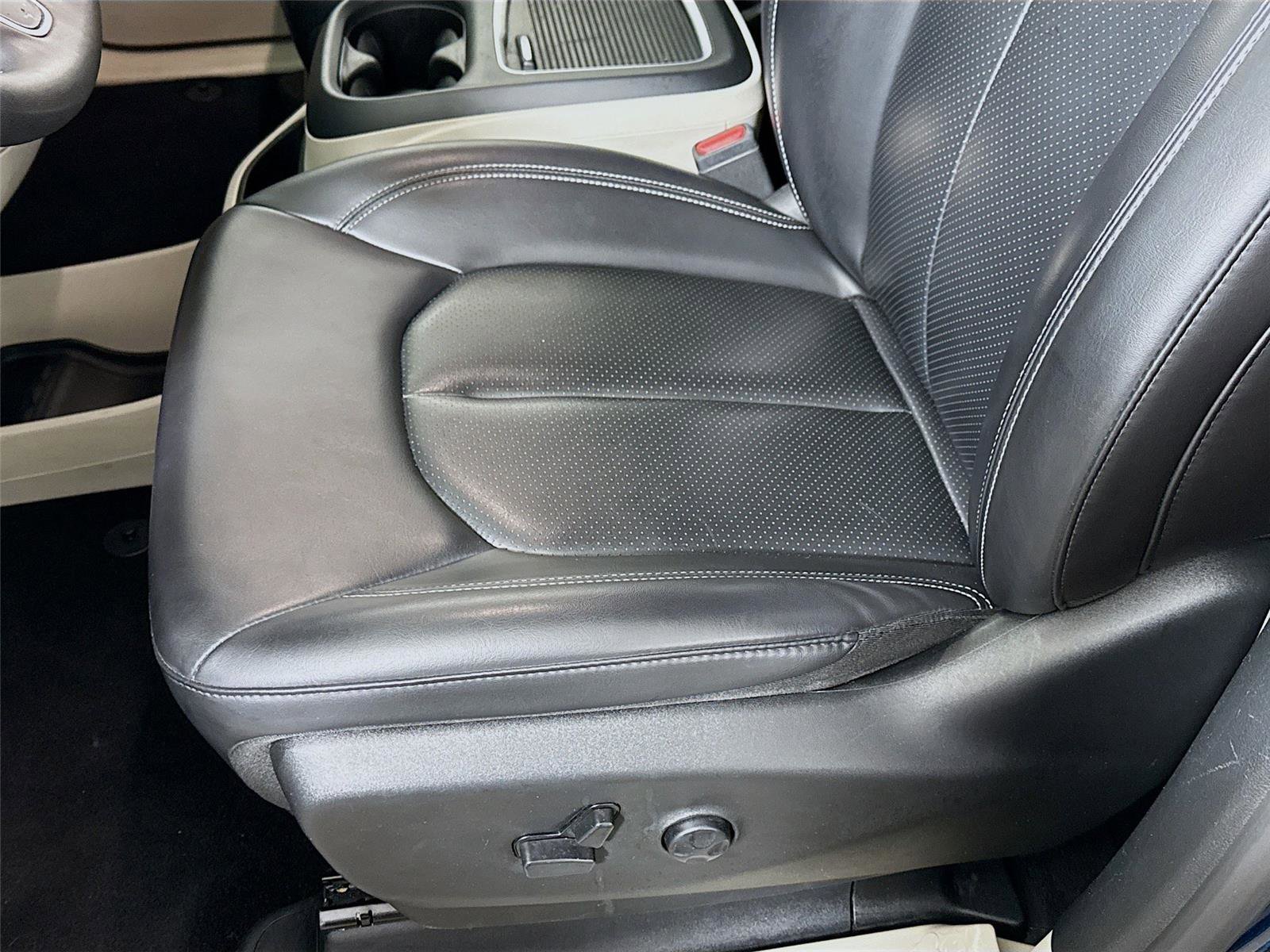 Used 2023 Chrysler Pacifica Touring-L image 12