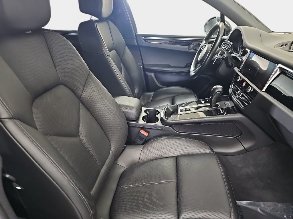 Used 2023 Porsche Macan Turbo AWD/4WD image 12
