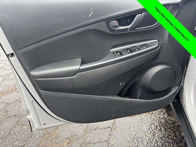 Used 2023 Hyundai Kona SE w/ Cargo Package image 9