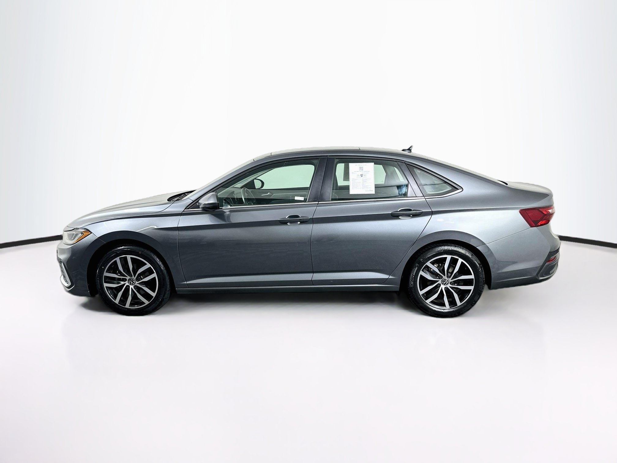 Used 2025 Volkswagen Jetta SE FWD image 4