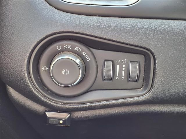 Used 2018 Jeep Renegade Limited w/ UConnect 8.4 Nav Group image 17