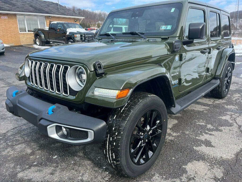 Used 2024 Jeep Wrangler Unlimited Sahara w/ Dual Top Group image 4