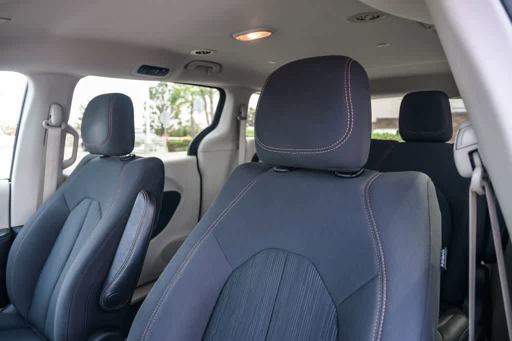 Used 2019 Chrysler Pacifica L FWD image 17