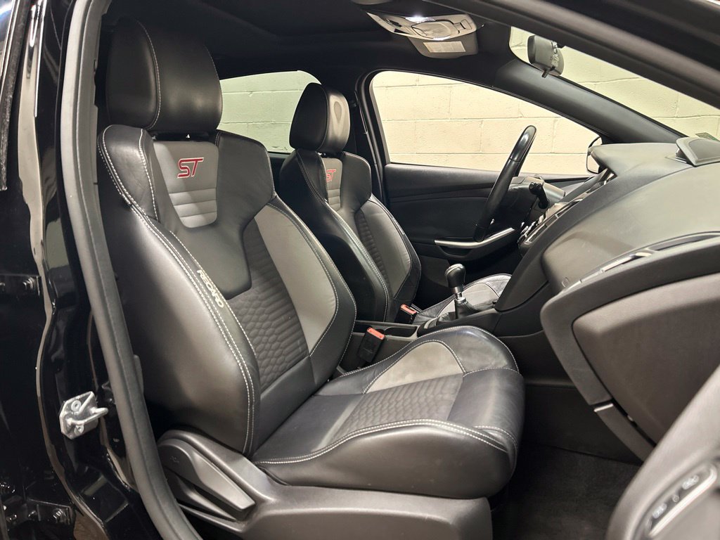 Used 2018 Ford Focus ST w/ Equipment Group 401A FWD image 12