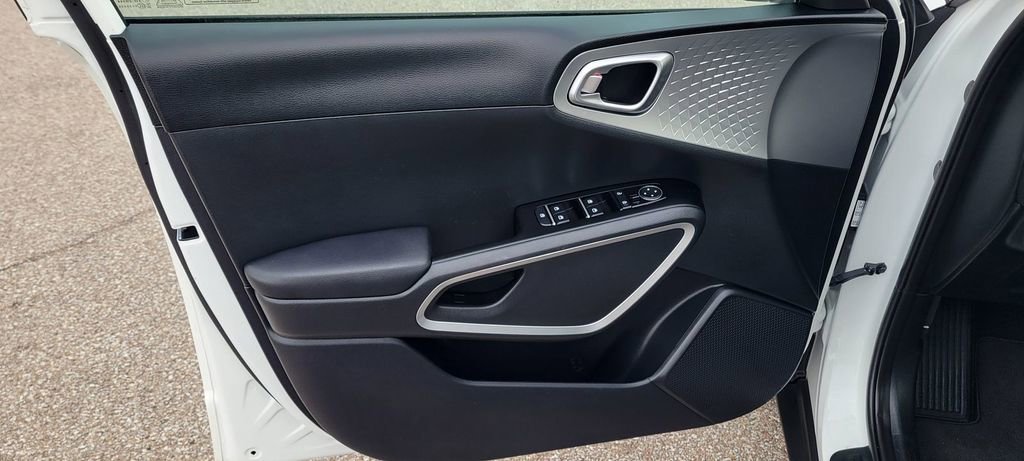 Used 2025 Kia Soul LX w/ LX Technology Package FWD image 8